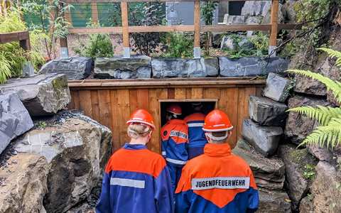 FW-AR: Zug 1 der Jugendfeuerwehr übt an Herdringer Freilichtbühne - Foto: presseportal.de
