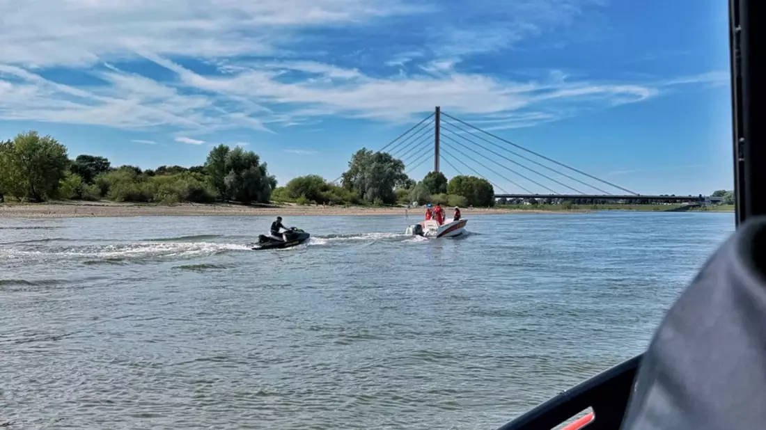 FW-NE: Manövrierunfähiger Jetski auf dem Rhein | Sicher in den Hafen geschleppt - Bild: presseportal.de