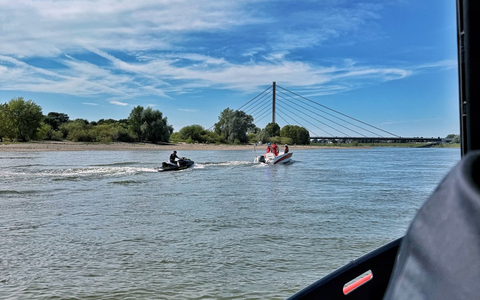 FW-NE: Manövrierunfähiger Jetski auf dem Rhein | Sicher in den Hafen geschleppt - Foto: presseportal.de FW-NE: Manövrierunfähiger Jetski auf dem Rhein | Sicher in den Hafen geschleppt - Foto: presseportal.de