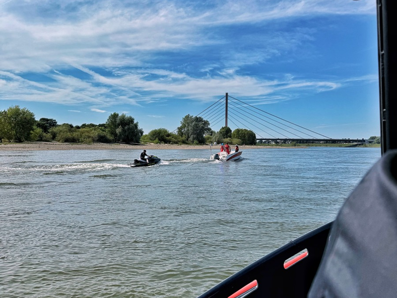 FW-NE: Manövrierunfähiger Jetski auf dem Rhein | Sicher in den Hafen geschleppt - Foto: presseportal.de