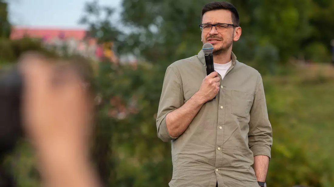 Ilja Jaschin bei einer Veranstaltung im Berliner Mauerpark kurz nach seiner Freilassung. Dort betonte er seine Solidarität mit der Ukraine. (Archivbild) - Bild: Christophe Gateau/dpa