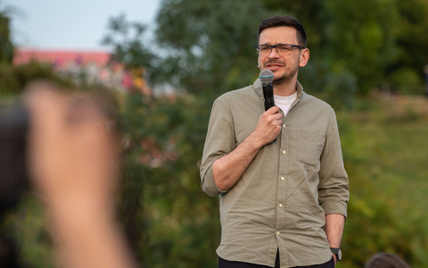 Ilja Jaschin bei einer Veranstaltung im Berliner Mauerpark kurz nach seiner Freilassung. Dort betonte er seine Solidarität mit der Ukraine. (Archivbild) - Foto: Christophe Gateau/dpa