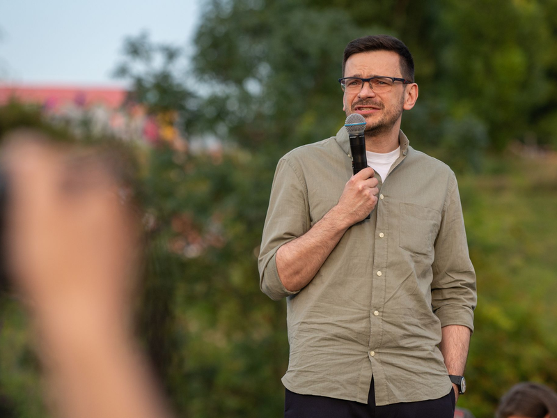 Ilja Jaschin bei einer Veranstaltung im Berliner Mauerpark kurz nach seiner Freilassung. Dort betonte er seine Solidarität mit der Ukraine. (Archivbild) - Foto: Christophe Gateau/dpa