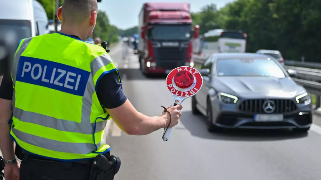 Union besteht auf Zurückweisung von Flüchtlingen an der Grenze. (Symbolbild) - Bild: Patrick Pleul/dpa