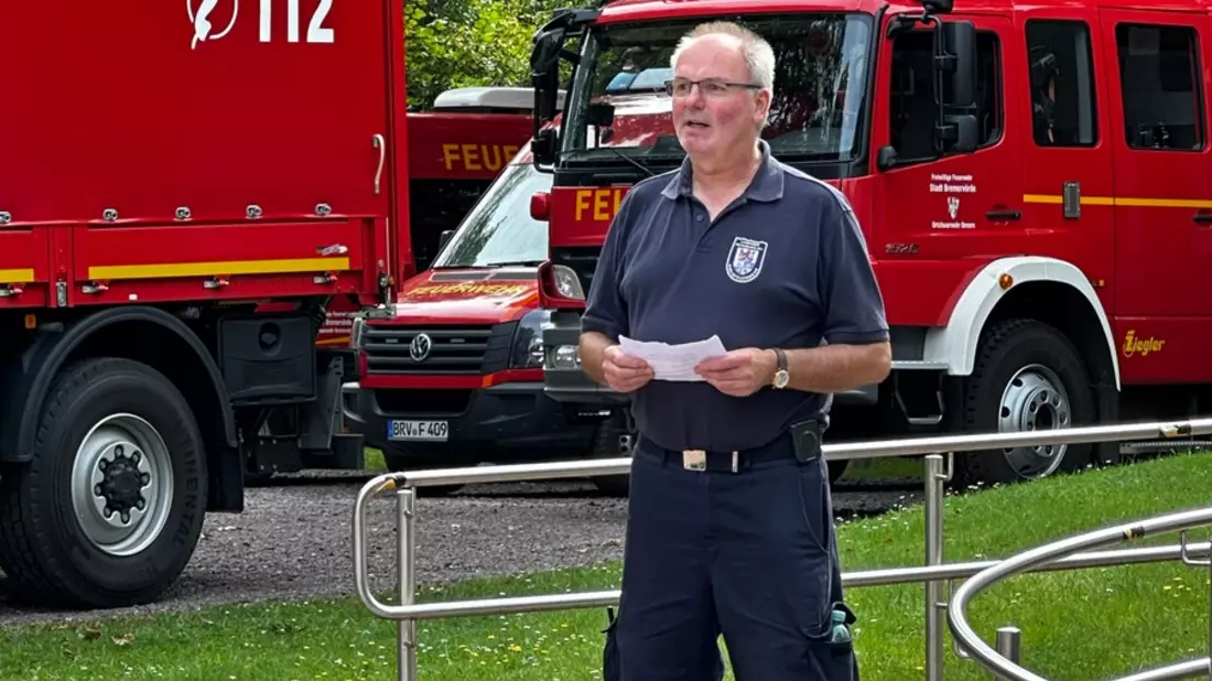 FW-ROW: Großbrand im Beverner Wald: Einsatzkräfte im Kampf gegen die Flammen - Bild: presseportal.de
