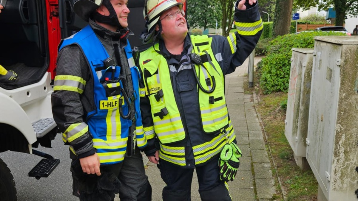 FW-EN: Wetter - Person hinter verschlossener Wohnungstür und Heimrauchmelder - Foto: presseportal.de
