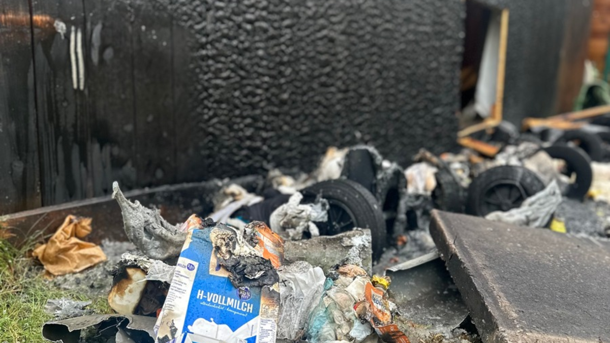 FW-OLL: Außenfassade von Schuppen brennt - Feuerwehr verhindert übergreifen - Foto: presseportal.de