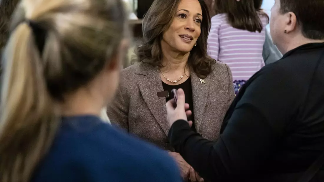 US-Vize Harris will gegen Trump gewinnen. (Archivfoto) - Bild: Rebecca Droke/AP/dpa