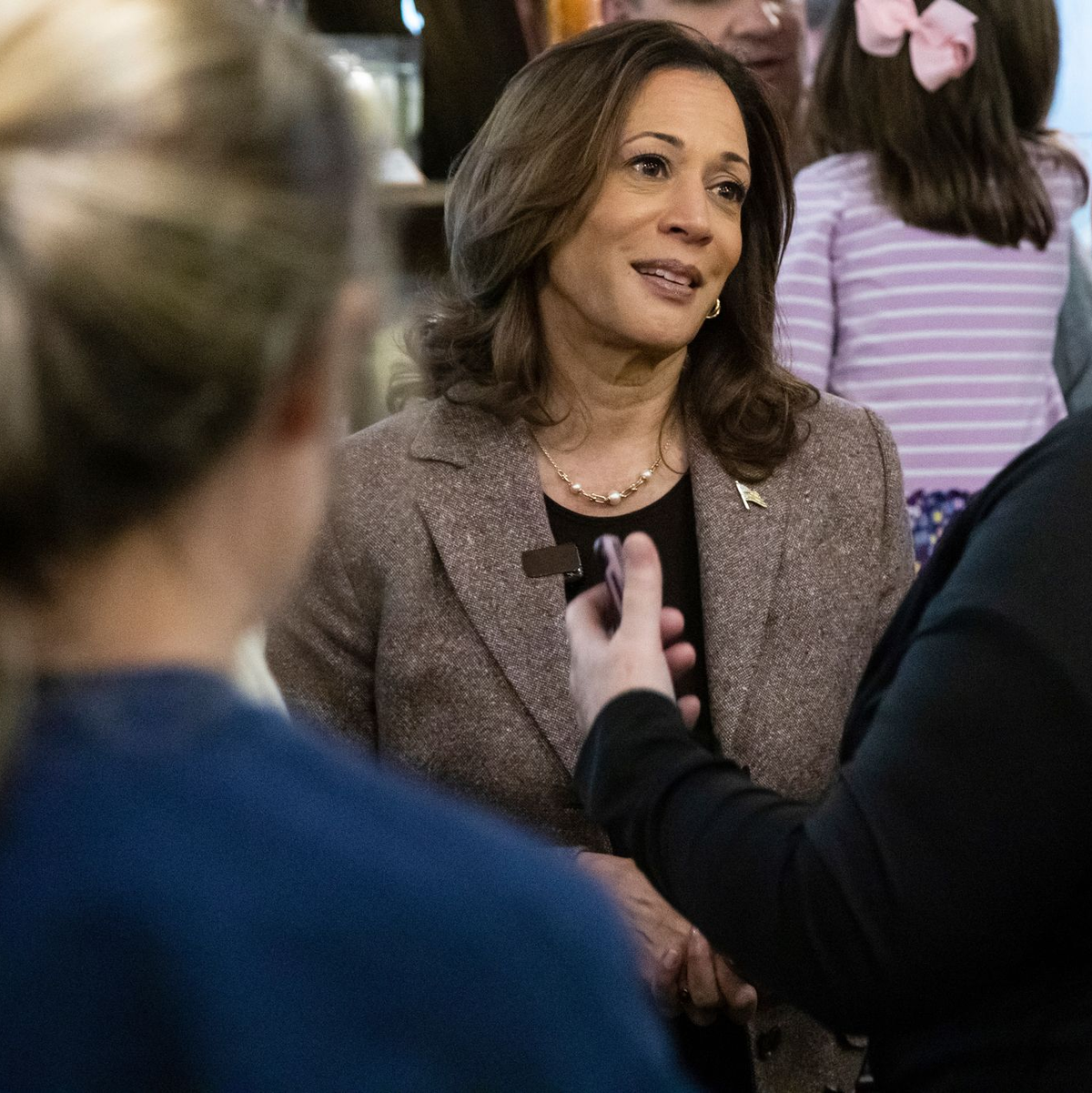 US-Vize Harris will gegen Trump gewinnen. (Archivfoto) - Foto: Rebecca Droke/AP/dpa