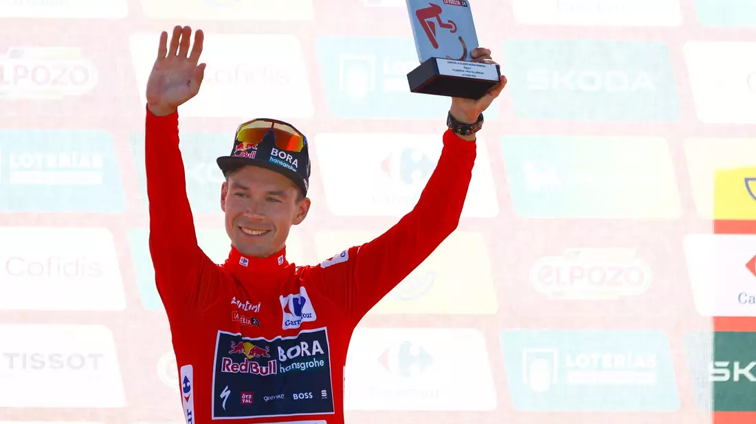 Primoz Roglic jubelt im Roten Trikot des Gesamtführenden bei der Vuelta (Archiv).  - Bild: Roth/dpa