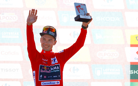 Primoz Roglic jubelt im Roten Trikot des Gesamtführenden bei der Vuelta (Archiv).  - Foto: Roth/dpa