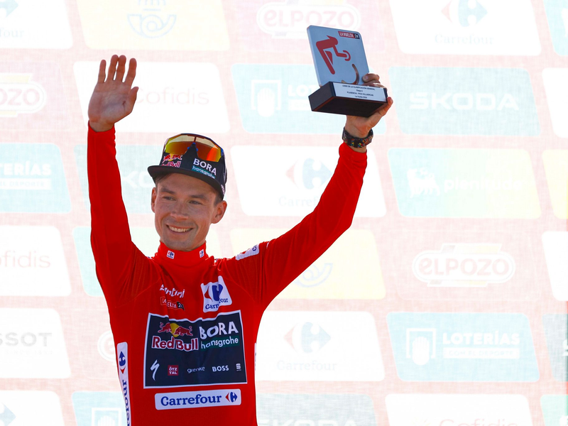 Primoz Roglic jubelt im Roten Trikot des Gesamtführenden bei der Vuelta (Archiv).  - Foto: Roth/dpa