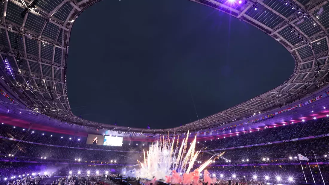 Die Abschiedszeremonie im Stade de France hat begonnen. - Bild: Jens Büttner/dpa