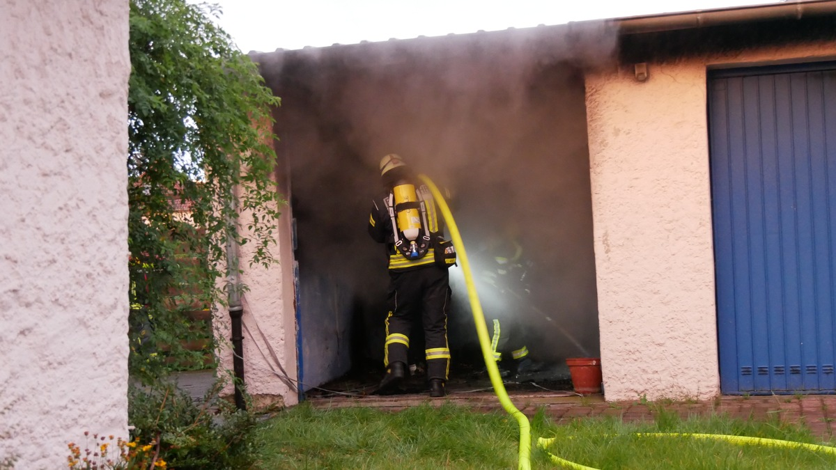 FW Celle: Garagenbrand in der Heese - Foto: presseportal.de