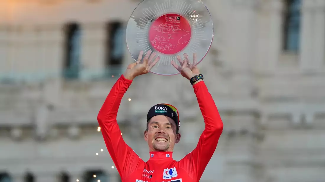 Primoz Roglic jubelt im Roten Trikot des Gesamtführenden bei der Vuelta. - Bild: Paul White/AP/dpa