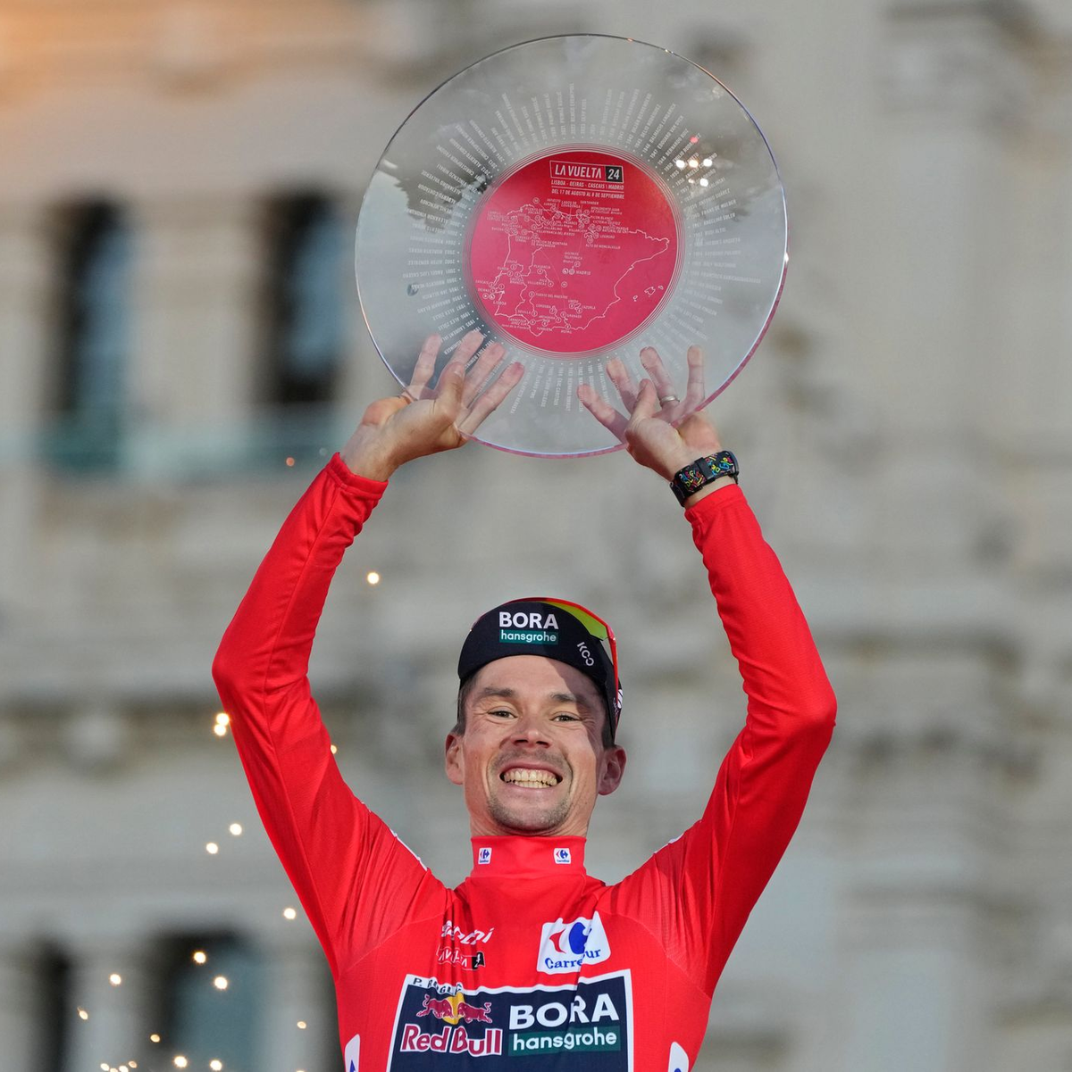 Primoz Roglic jubelt im Roten Trikot des Gesamtführenden bei der Vuelta. - Foto: Paul White/AP/dpa