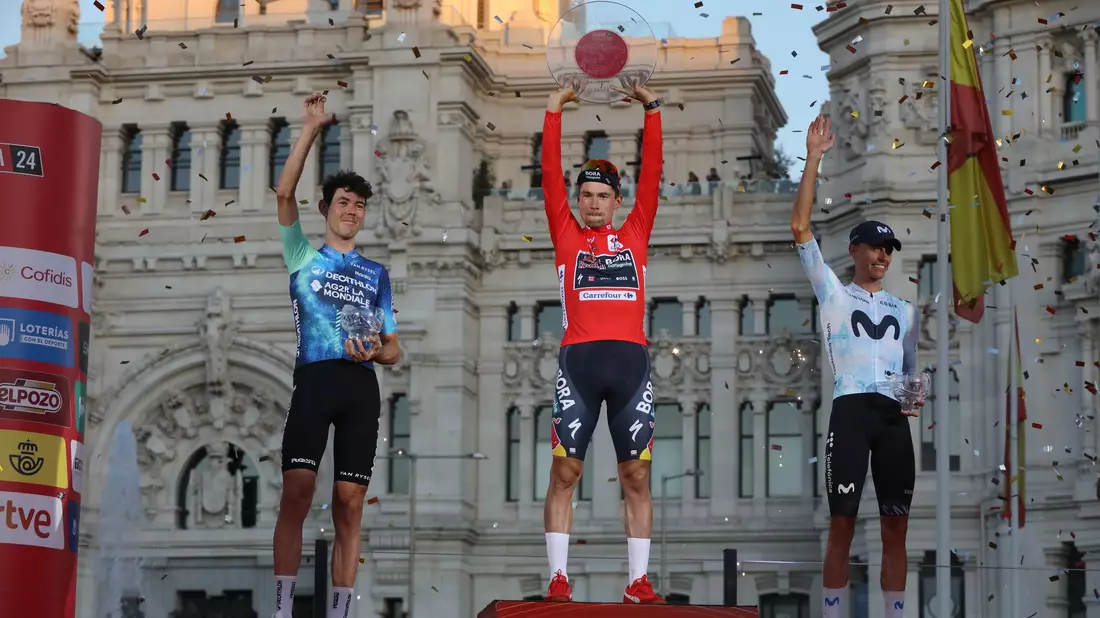 Primoz Roglic feiert seinen vierten Gesamtsieg bei der Vuelta. - Bild: Rafael Bastante/EUROPA PRESS/dpa