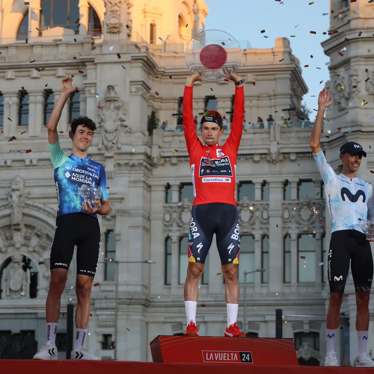 Primoz Roglic feiert seinen vierten Gesamtsieg bei der Vuelta. - Foto: Rafael Bastante/EUROPA PRESS/dpa