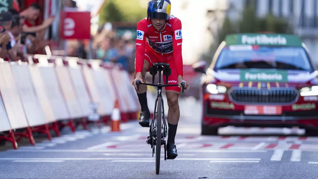 Beim abschließenden Zeitfahren erreicht Roglic als Zweiter das Ziel. - Bild: Alberto Gardin/Ipa Sport/IPA via ZUMA Press/dpa
