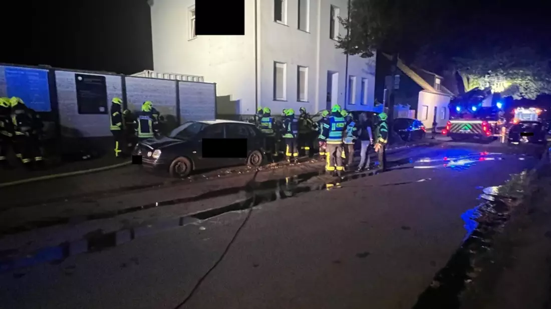 FW-GE: Kellerbrand - Rettung über Drehleiter - Bild: presseportal.de
