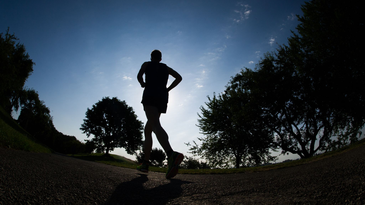 Krebsforschungs- und hilfeorganisationen wollen Menschen zu mehr Bewegung animieren - und verweisen auf die Präventionswirkung von regelmäßigem Sport. (Illustration) - Foto: picture alliance / dpa