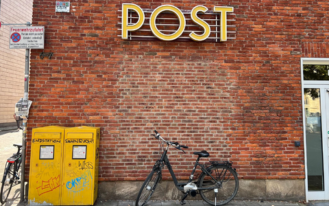Eine BrieftrÀgerin fÀhrt an einer Postfiliale vorbei - vielleicht ist auch sie eine Beamtin? - Foto: Wolf von Dewitz/dpa Eine BrieftrÀgerin fÀhrt an einer Postfiliale vorbei - vielleicht ist auch sie eine Beamtin? - Foto: Wolf von Dewitz/dpa