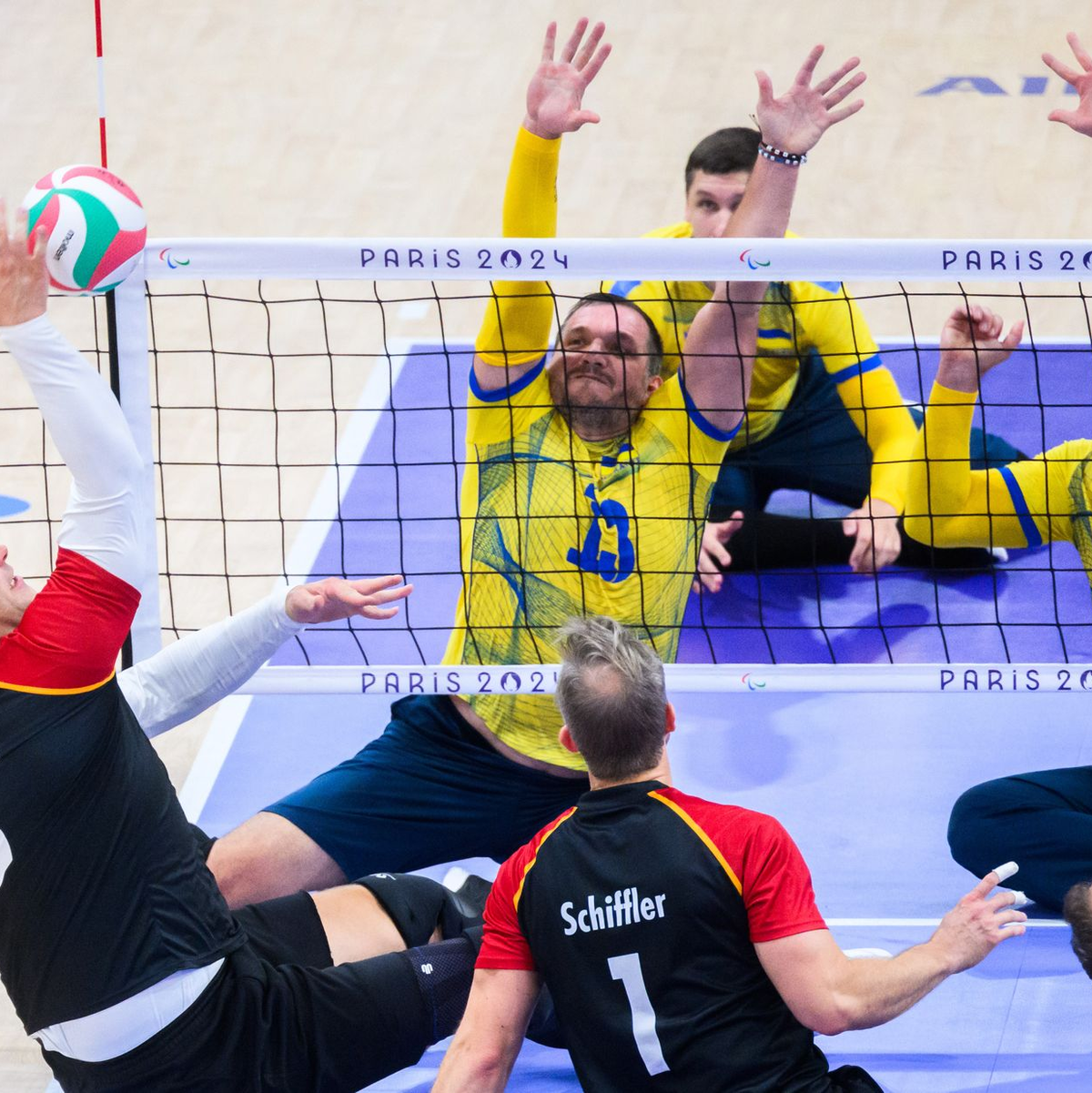 Melnyk und Korinets sind Soldaten in der ukrainischen Armee. - Foto: Julian Stratenschulte/dpa