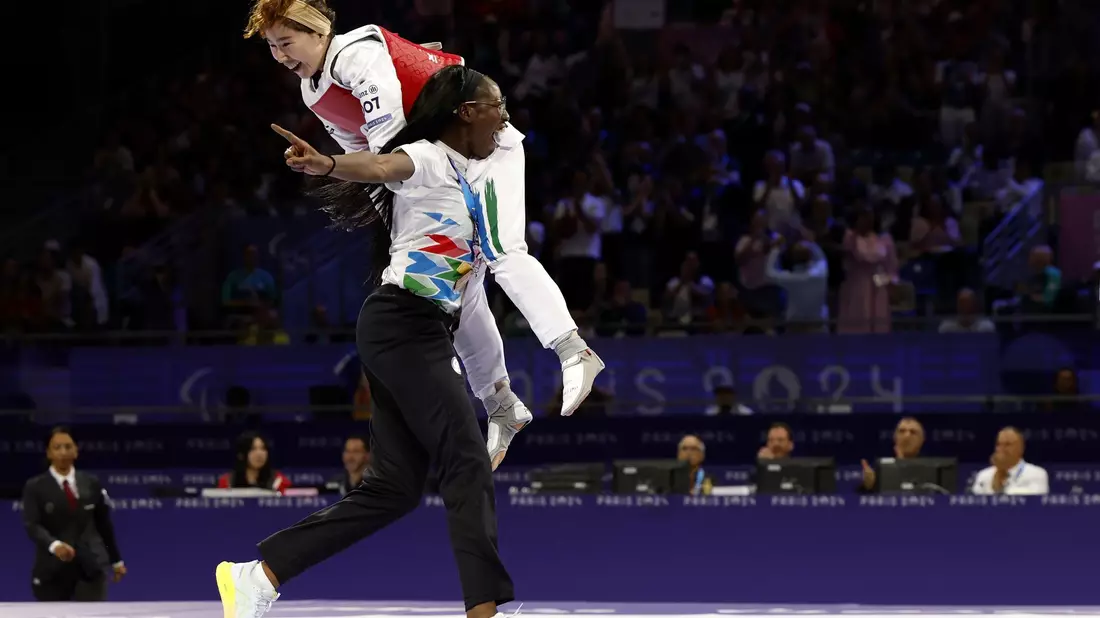 Zakia Khudadadi gewann die erste Medaille für das paralympische Flüchtlingsteam. - Bild: Madeleine Mertens/AP/dpa