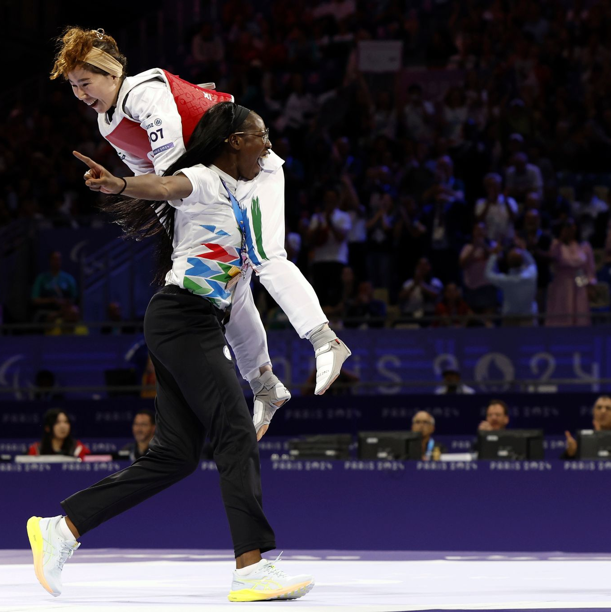 Zakia Khudadadi gewann die erste Medaille für das paralympische Flüchtlingsteam. - Foto: Madeleine Mertens/AP/dpa