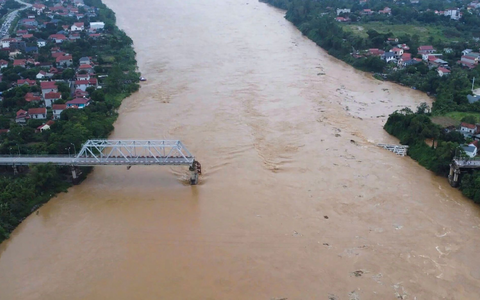 Mehrere Fahrzeuge sollen in den Roten Fluss gestürzt sein. - Foto: Bui Van Lanh/VNA/AP/dpa