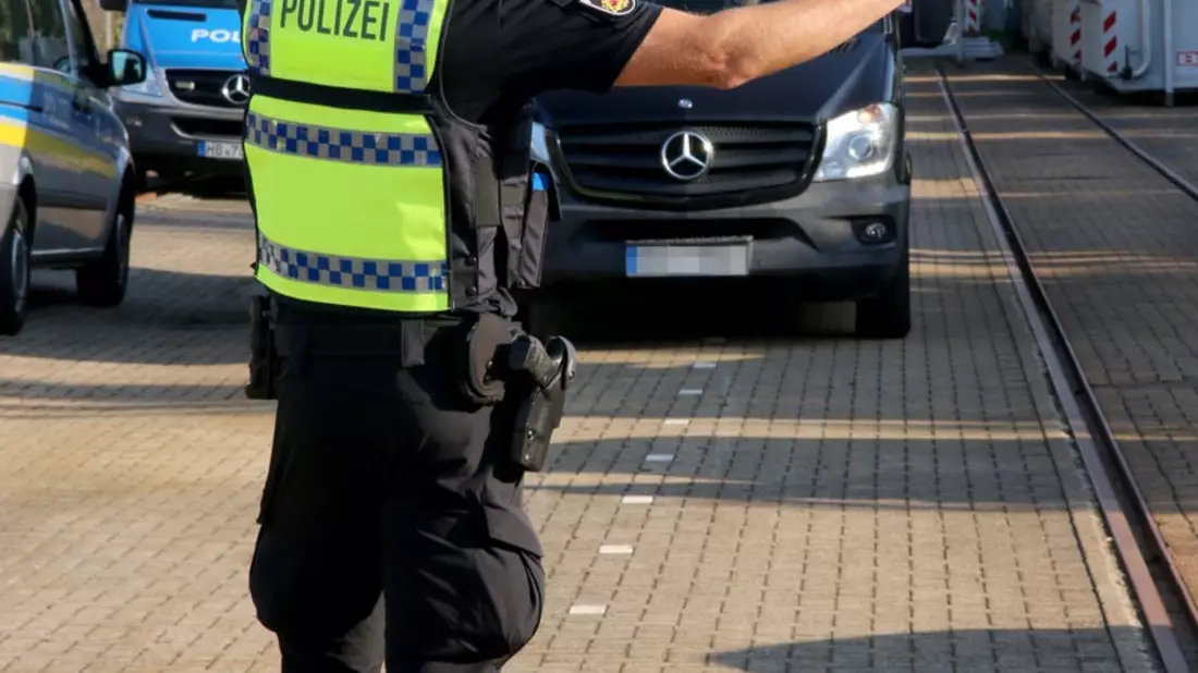 POL-Bremerhaven: Verkehrskontrollen in Bremerhaven: 47 Fahrzeuge missachten Rotlicht an Ampeln - Bild: presseportal.de