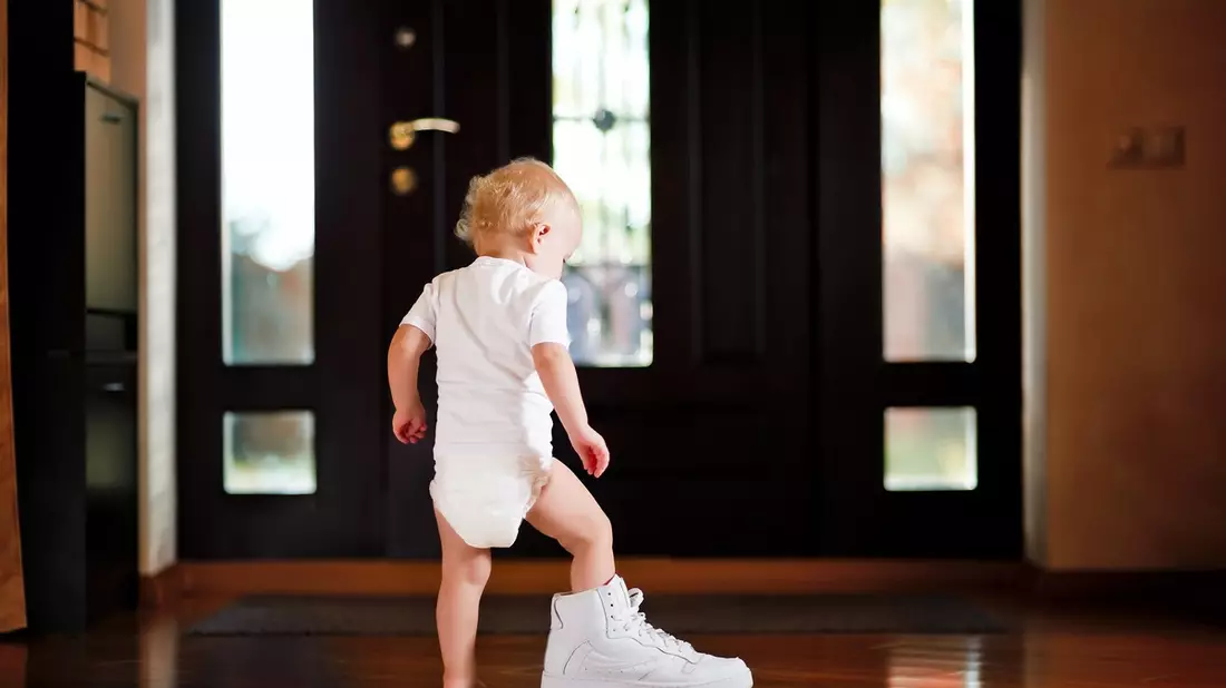 Kinderschuhe: Darauf sollten Eltern achten / Kleine Füße wachsen manchmal rasend schnell / Wichtig, dass sie in den passenden Schuhen stecken - Bild: presseportal.de