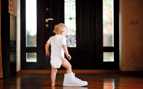 Kinderschuhe: Darauf sollten Eltern achten / Kleine Füße wachsen manchmal rasend schnell / Wichtig, dass sie in den passenden Schuhen stecken - Foto: presseportal.de