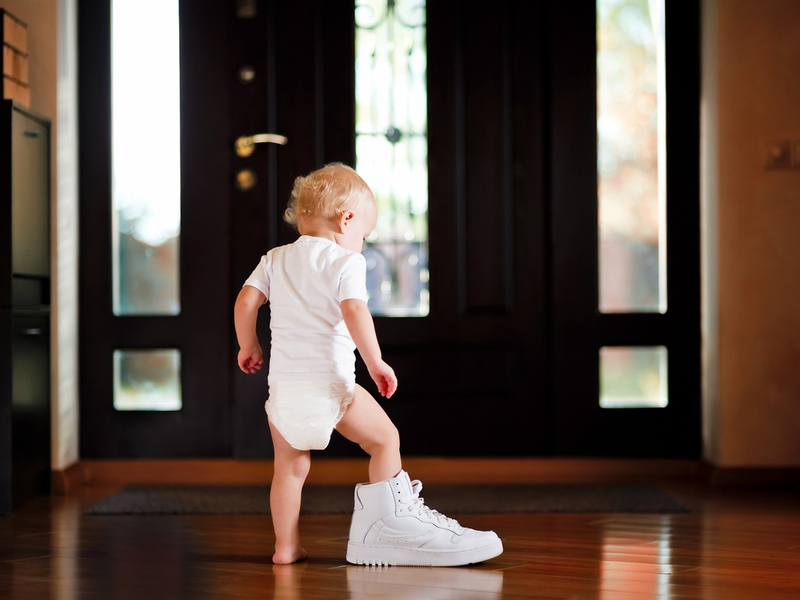 Kinderschuhe: Darauf sollten Eltern achten / Kleine Füße wachsen manchmal rasend schnell / Wichtig, dass sie in den passenden Schuhen stecken - Foto: presseportal.de