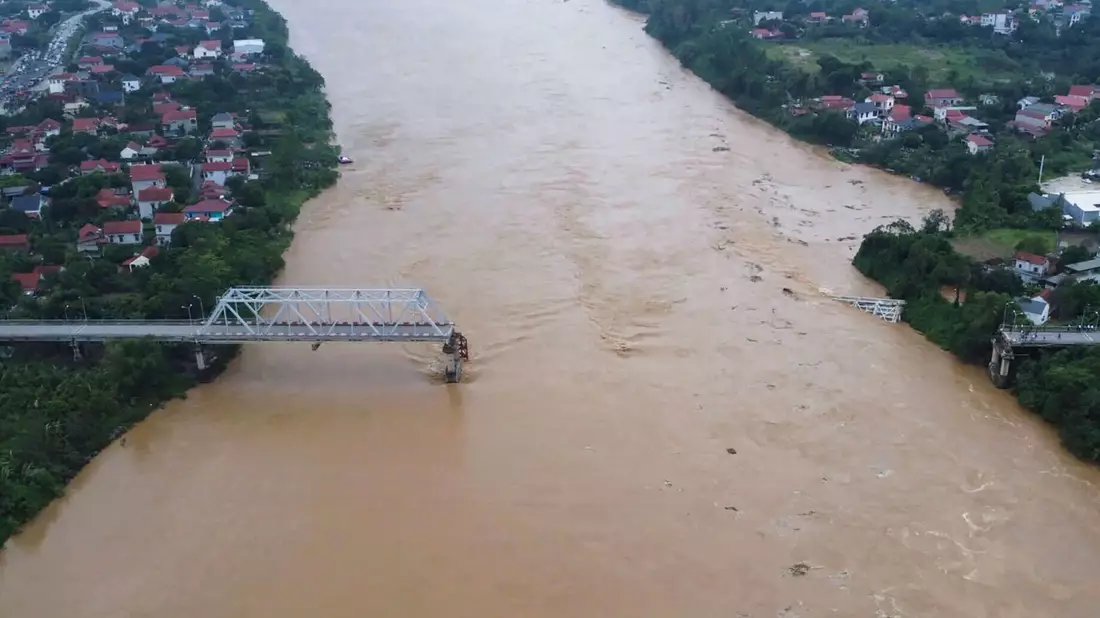 Mehrere Fahrzeuge sollen in den Roten Fluss gestürzt sein. - Bild: Bui Van Lanh/VNA/AP/dpa
