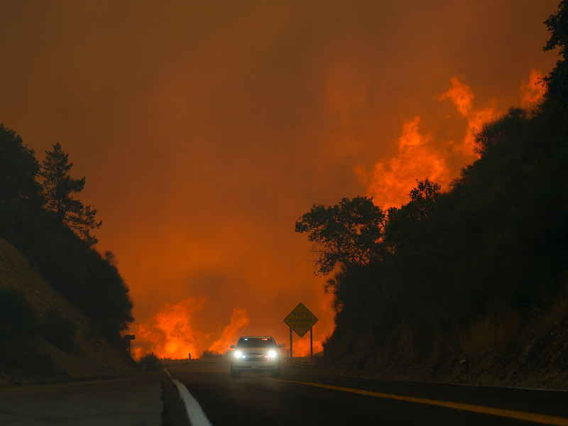 Die Flammen erreichten Autos und Gebäude in Kalifornien. Mehrere Brandherde sind völlig außer Kontrolle. - Foto: Eric Thayer/AP/dpa