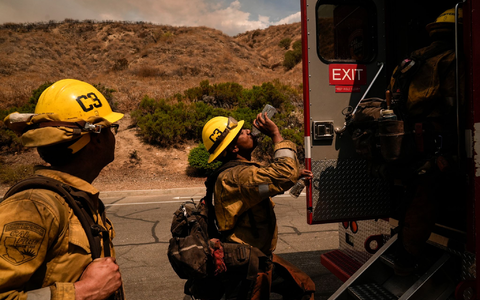 Über Nacht breitete sich das Feuer in Malibu rasch aus.  - Foto: Jae C. Hong/AP/dpa