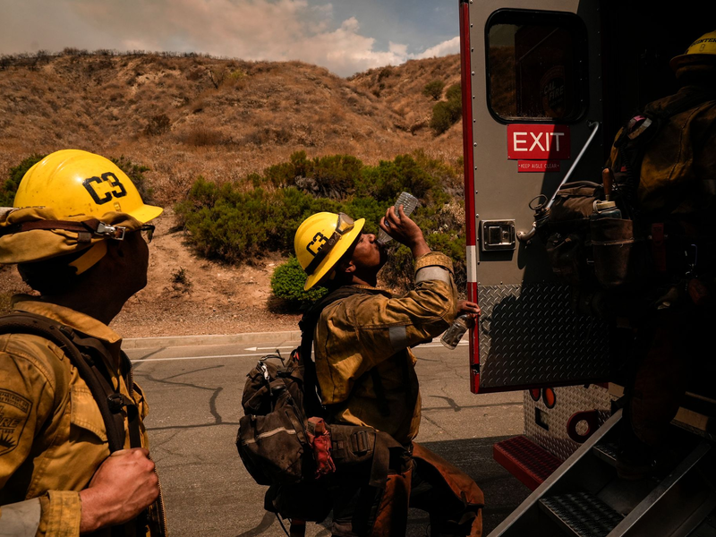 Einige Anwohner fanden bei der Rückkehr nur noch ausgebrannte Ruinen vor.  - Foto: Jae C. Hong/AP/dpa