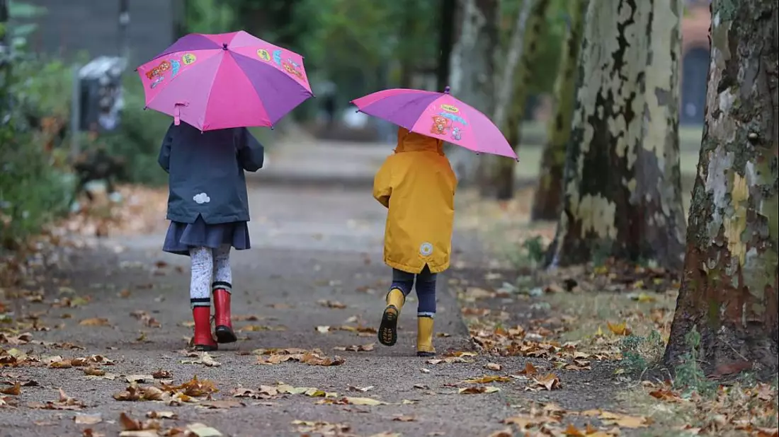 Zwei Kleinkinder bei Herbstanfang (Archiv) - Bild: über dts Nachrichtenagentur
