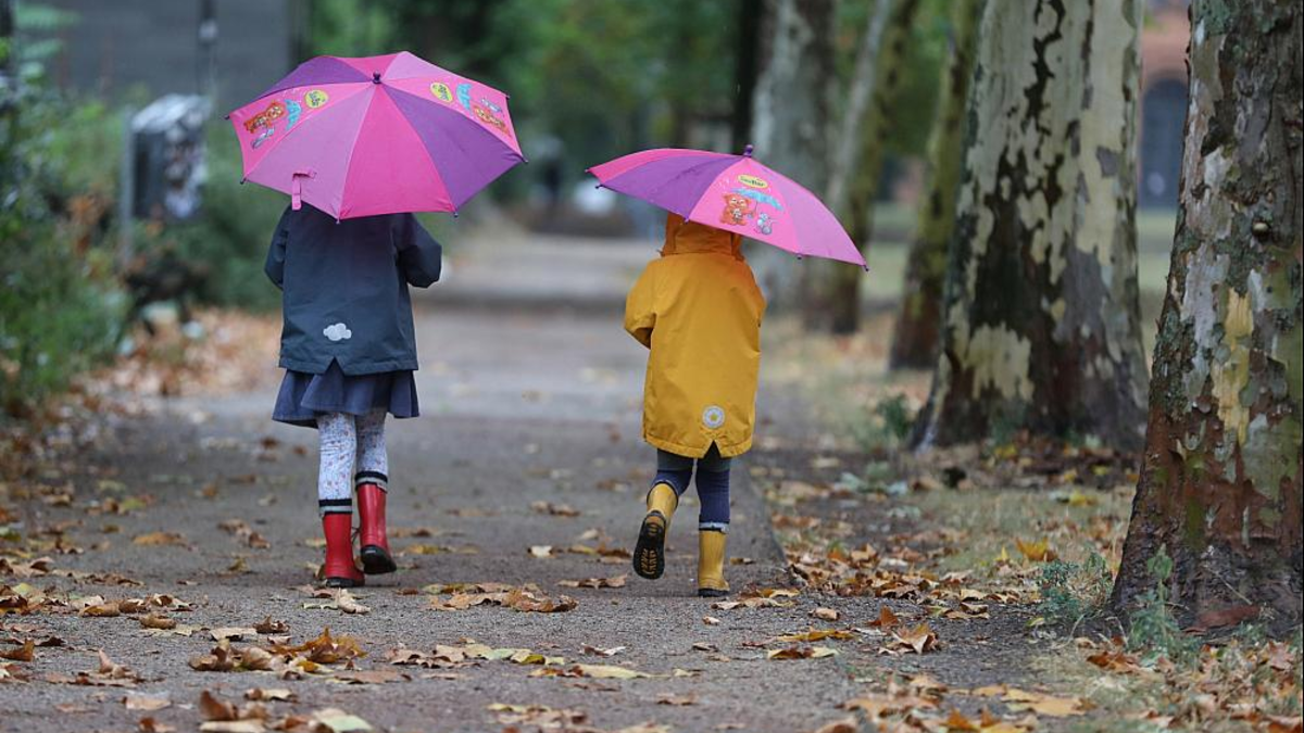 Zwei Kleinkinder bei Herbstanfang am 09.09.2024 - Foto: über dts Nachrichtenagentur