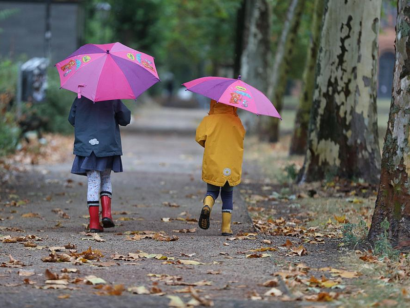 Zwei Kleinkinder bei Herbstanfang (Archiv) - Foto: über dts Nachrichtenagentur
