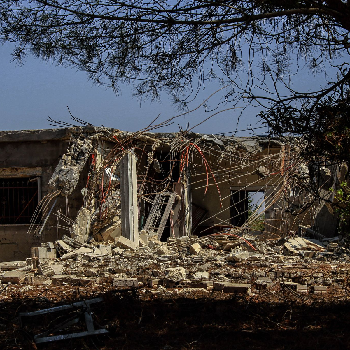 Die israelische Luftwaffe setzte ihre massiven Luftangriffe auf Hisbollah-Ziele im Libanon fort. Getroffen wurden erneut auch die Hauptstadt Beirut, wo es schwere Zerstörungen gab. - Foto: stringer/dpa
