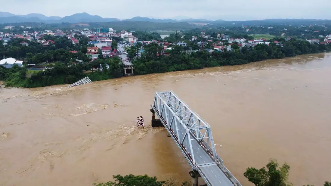 Ein Teil der Brücke stand noch, der Rest verschwand in kurzer Zeit in den Fluten. - Bild: Bui Van Lanh/VNA/AP/dpa