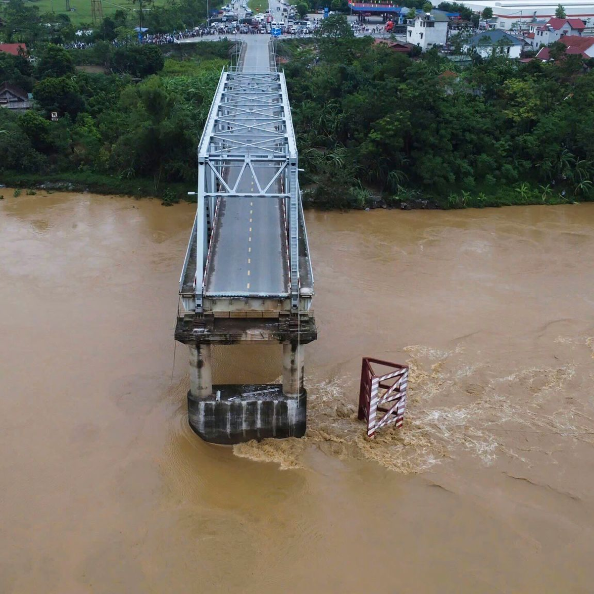 Die Brücke stürzte Augenzeugen zufolge ganz plötzlich ein. - Foto: Bui Van Lanh/VNA/AP/dpa