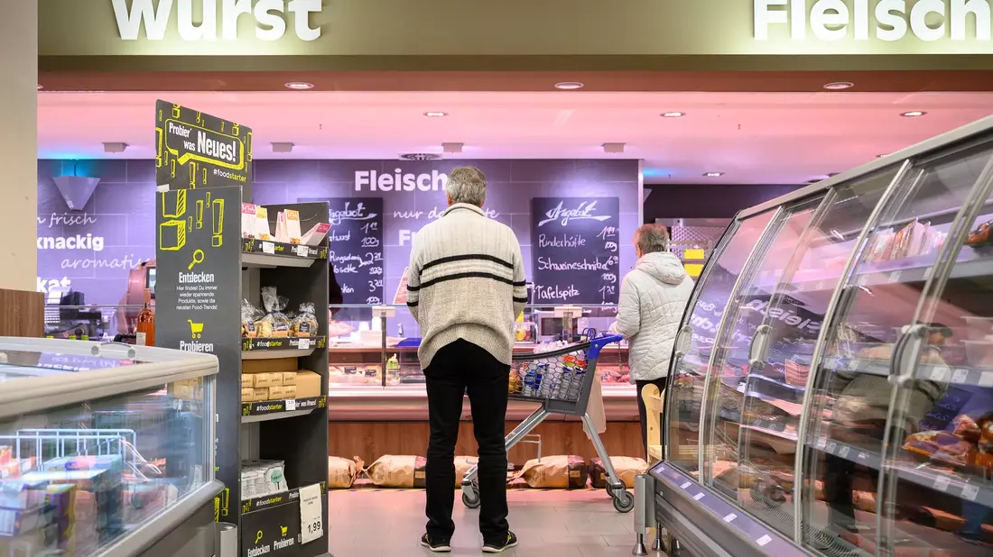 Die Supermarktketten suchen Tausende Beschäftigte für ihre Bedientheken mit Fleisch, Wurst und Käse. - Bild: Sebastian Gollnow/dpa