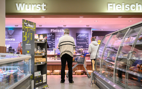 Die Supermarktketten suchen Tausende Beschäftigte für ihre Bedientheken mit Fleisch, Wurst und Käse. - Foto: Sebastian Gollnow/dpa