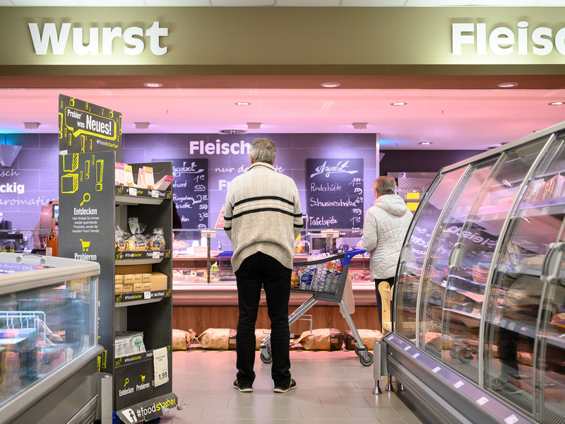 Die Supermarktketten suchen Tausende Beschäftigte für ihre Bedientheken mit Fleisch, Wurst und Käse. - Foto: Sebastian Gollnow/dpa