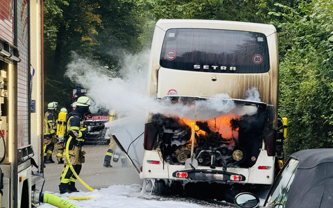 FW-E: Brennender Reisebus - Menschenrettung konnte anfangs nicht ausgeschlossen werden - Foto: presseportal.de