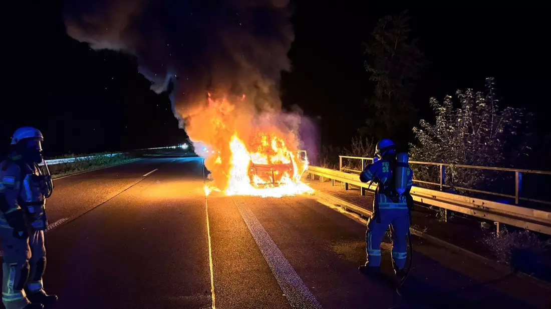Feuerwehr Goch: Führerloser PKW in Vollbrand - Bild: presseportal.de