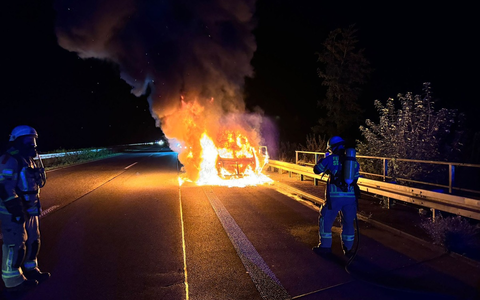 Feuerwehr Goch: Führerloser PKW in Vollbrand - Foto: presseportal.de